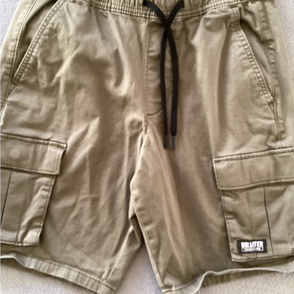 Hollister jogger cargo Kakhi drawstring shorts-SZ XS
WAIST 14”
Inseam 9”